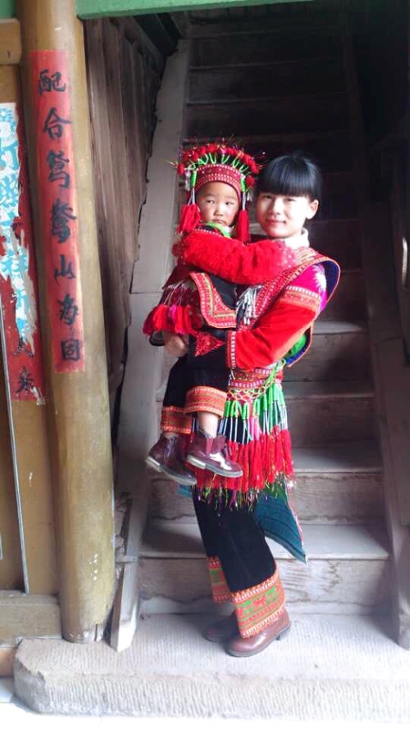 姐姐抱着小表妹